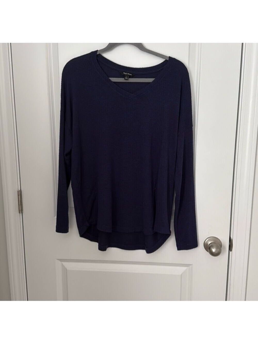 Well Worn Women's Navy Blue V-Neck Lightweight Sweater Size Large